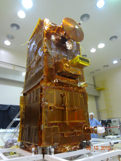 Modelo do satélite será levado à câmara vácuo-térmica para qualificação