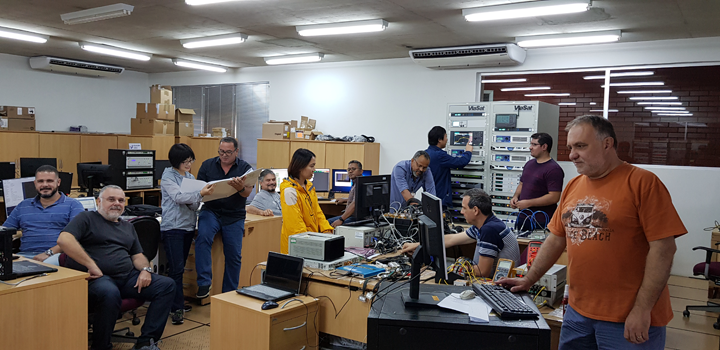 Imagem 01 - Equipe do INPE de São José dos Campos (SP) e de Cuiabá (MT) realizou, no início do mês, os testes de compatibilidade entre o CBERS 04A e a nova antena da Estação Terrena